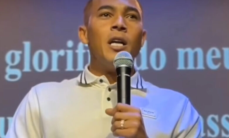 Dia seguinte ao hat-trick: Carlos Vinícius faz pregação em culto e mostra a sua fé Carlos Vinícius do Grêmio