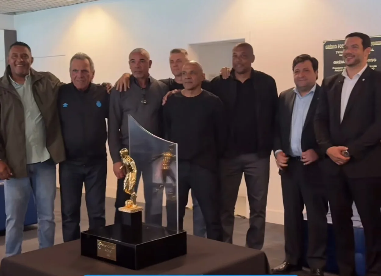 Vídeo mostra a chegada da taça da Supercopa do Brasil para o Grêmio; confira Grêmio e CBF