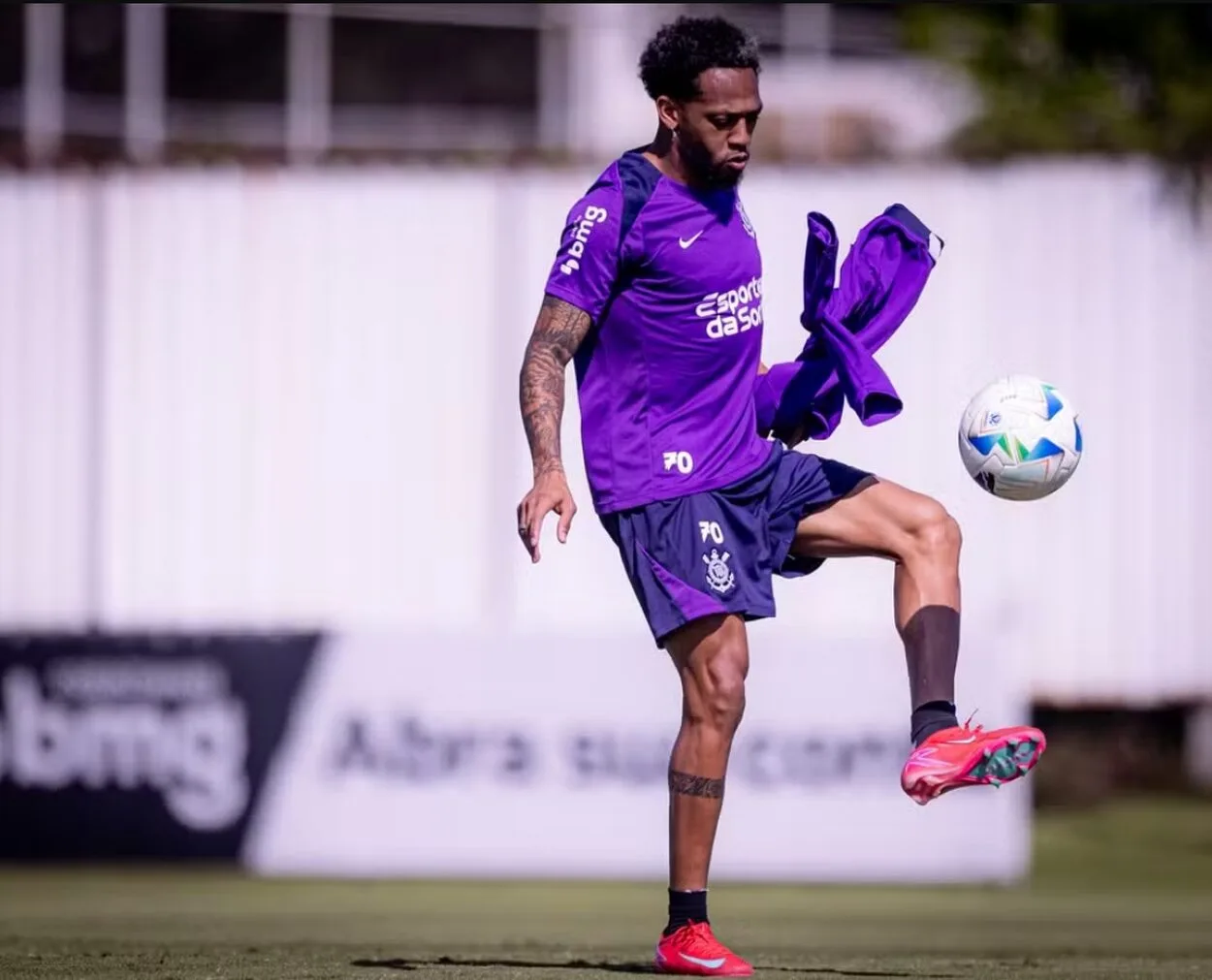 Martínez fora do clássico e tensão nos bastidores no Corinthians Martínez, jogador do Corinthians
