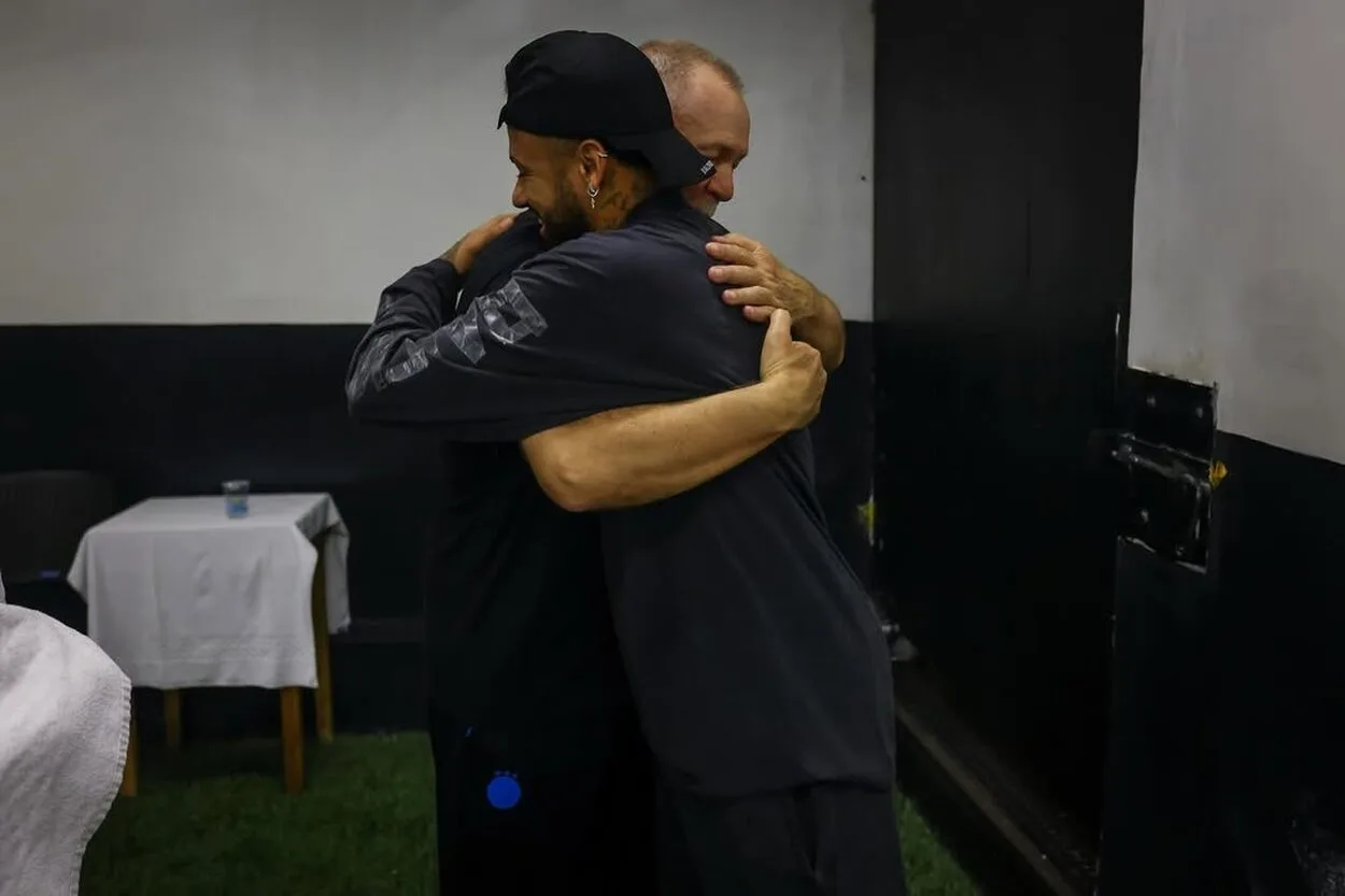 Mano Menezes e Neymar deixam passado para trás e se abraçam no vestiário do Grêmio Mano Menezes e Neymar