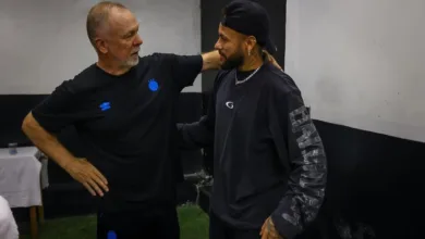 Mano Menezes e Neymar deixam passado para trás e se abraçam no vestiário do Grêmio Mano Menezes e Neymar