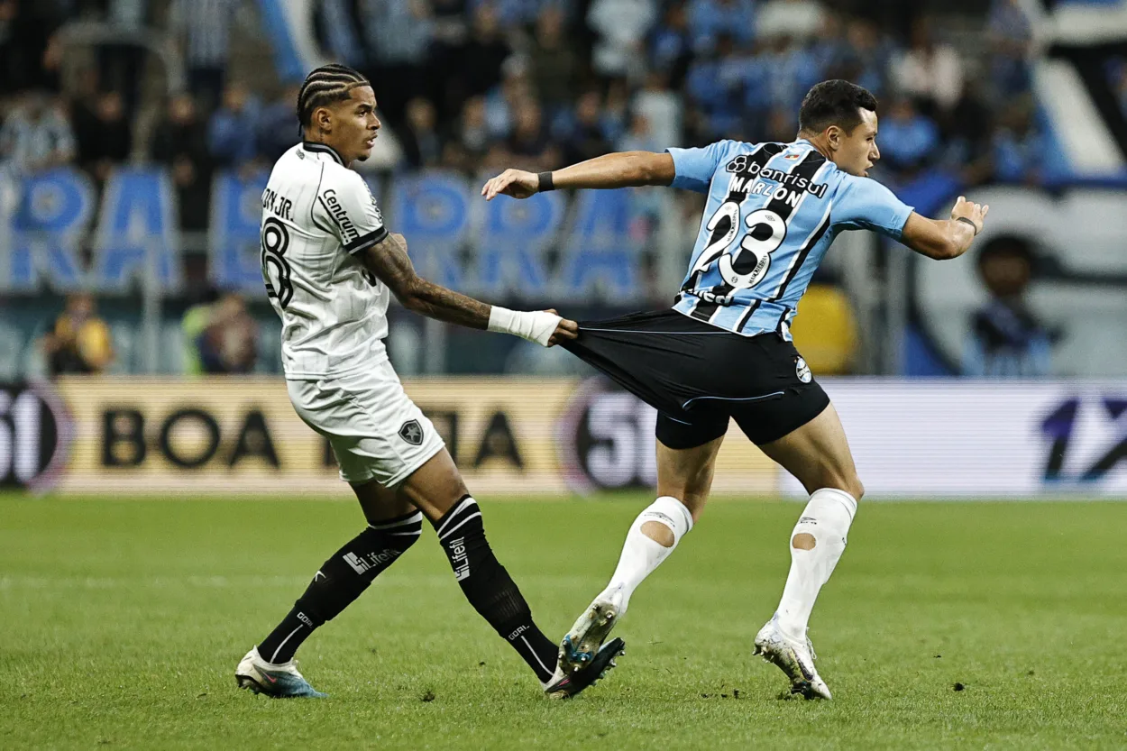 Marlon (23), Lance para disputa de bola durante partida entre Grêmio x Botafogo, válida pela 16ª rodada do Campeonato Brasileiro 2025. FOTO: Roberto Vinícius/AGAFOTO/Gazeta Press