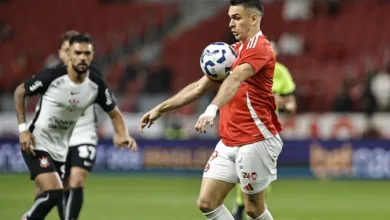 Borré admite má fase no Inter, mas não assume culpa sozinho: "Quem tem feito gols?" Lance para disputa de bola durante partida entre Internacional x Corinthians, válida pela 26ª rodada do Campeonato Brasileiro 2025. FOTO: Roberto Vinícius/Agafoto/Gazeta Press - Direitos reservados - Proibida a reprodução.