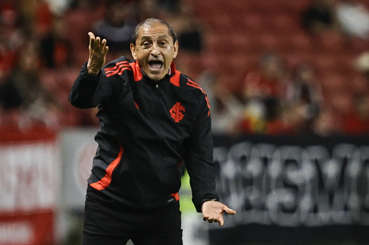 Ramón Díaz, técnico do Internacional durante partida contra o Corinthians, válida pela 26ª rodada do Campeonato Brasileiro 2025. FOTO: Roberto Vinícius/Agafoto/Gazeta Press - Direitos reservados - Proibida a reprodução.