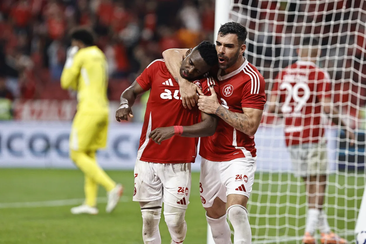 Inter confirma escalação e faz mudanças drásticas para o duelo contra o Sport no Beira-Rio Carbonero (7), jogador do Internacional comemora gol marcado durante partida contra o Corinthians, válida pela 26ª rodada do Campeonato Brasileiro 2025. FOTO: Roberto Vinícius/Agafoto/Gazeta Press - Direitos reservados - Proibida a reprodução.