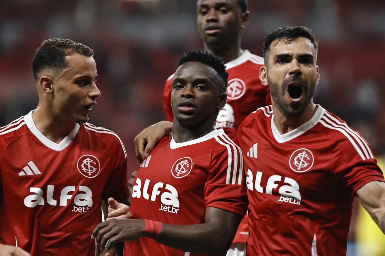Carbonero (7), jogador do Internacional comemora gol marcado durante partida contra o Corinthians, válida pela 26ª rodada do Campeonato Brasileiro 2025. FOTO: Roberto Vinícius/Agafoto/Gazeta Press - Direitos reservados - Proibida a reprodução.