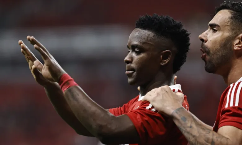 Inter negocia, porém Racing complica futuro de Carbonero com exigência milionária Carbonero (7), jogador do Internacional comemora gol marcado durante partida contra o Corinthians, válida pela 26ª rodada do Campeonato Brasileiro 2025. FOTO: Roberto Vinícius/Agafoto/Gazeta Press - Direitos reservados - Proibida a reprodução.