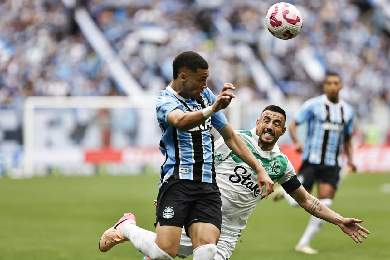 Alysson explica ótima relação com Carlos Vinícius no Grêmio: "Falou do meu potencial" Grêmio venceu em casa