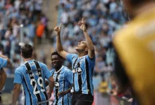 O curioso diálogo entre Carlos Vinícius, Amuzu e Arthur após gol do Grêmio Carlos Vinícius bem no Grêmio