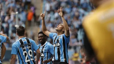O curioso diálogo entre Carlos Vinícius, Amuzu e Arthur após gol do Grêmio Carlos Vinícius bem no Grêmio