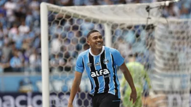 Em alta no Grêmio, Carlos Vinícius cita o zagueiro mais difícil que encarou no Brasil Carlos Vinícius pelo Grêmio