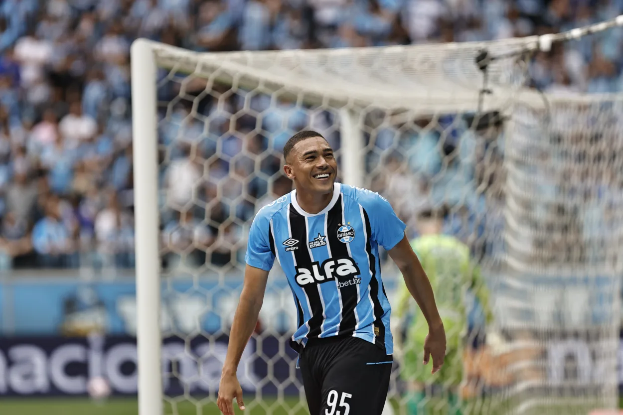 Em alta no Grêmio, Carlos Vinícius cita o zagueiro mais difícil que encarou no Brasil Carlos Vinícius pelo Grêmio