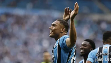 Carlos Vinícius escolhe "música do Fantástico" e se impressiona com a Geral do Grêmio Grêmio conta com os gols de Carlos Vinícius