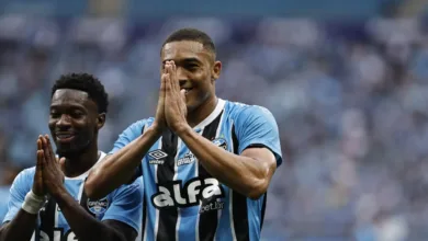 Carlos Vinícius iguala feito de Suárez no Grêmio e elogia time: "Feliz pelo desempenho" Carlos Vinicius
