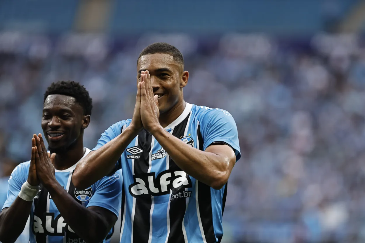Carlos Vinícius iguala feito de Suárez no Grêmio e elogia time: "Feliz pelo desempenho" Carlos Vinicius