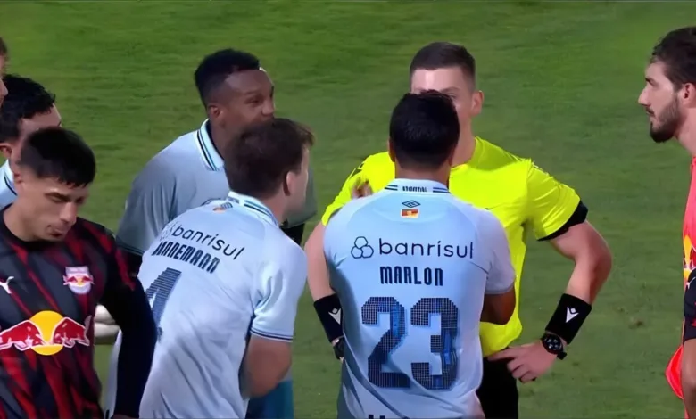 CBF recebe autorização e divulga áudio do VAR na expulsão de Kannemann Kannemann e arbitragem Bragantino x Grêmio