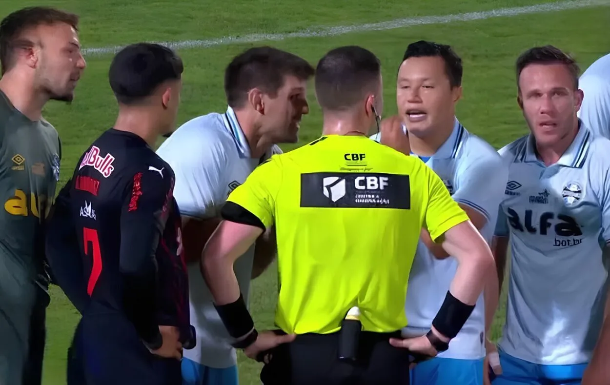 Presidente do Grêmio reage a áudios do VAR e aponta pressão do São Paulo sobre a CBF Kannemann e Marlon conversam com juiz, polêmica de arbitragem