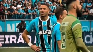 "Te dou a vida...": vídeo mostra Alysson cantando com a torcida do Grêmio durante jogo Alysson pelo Grêmio