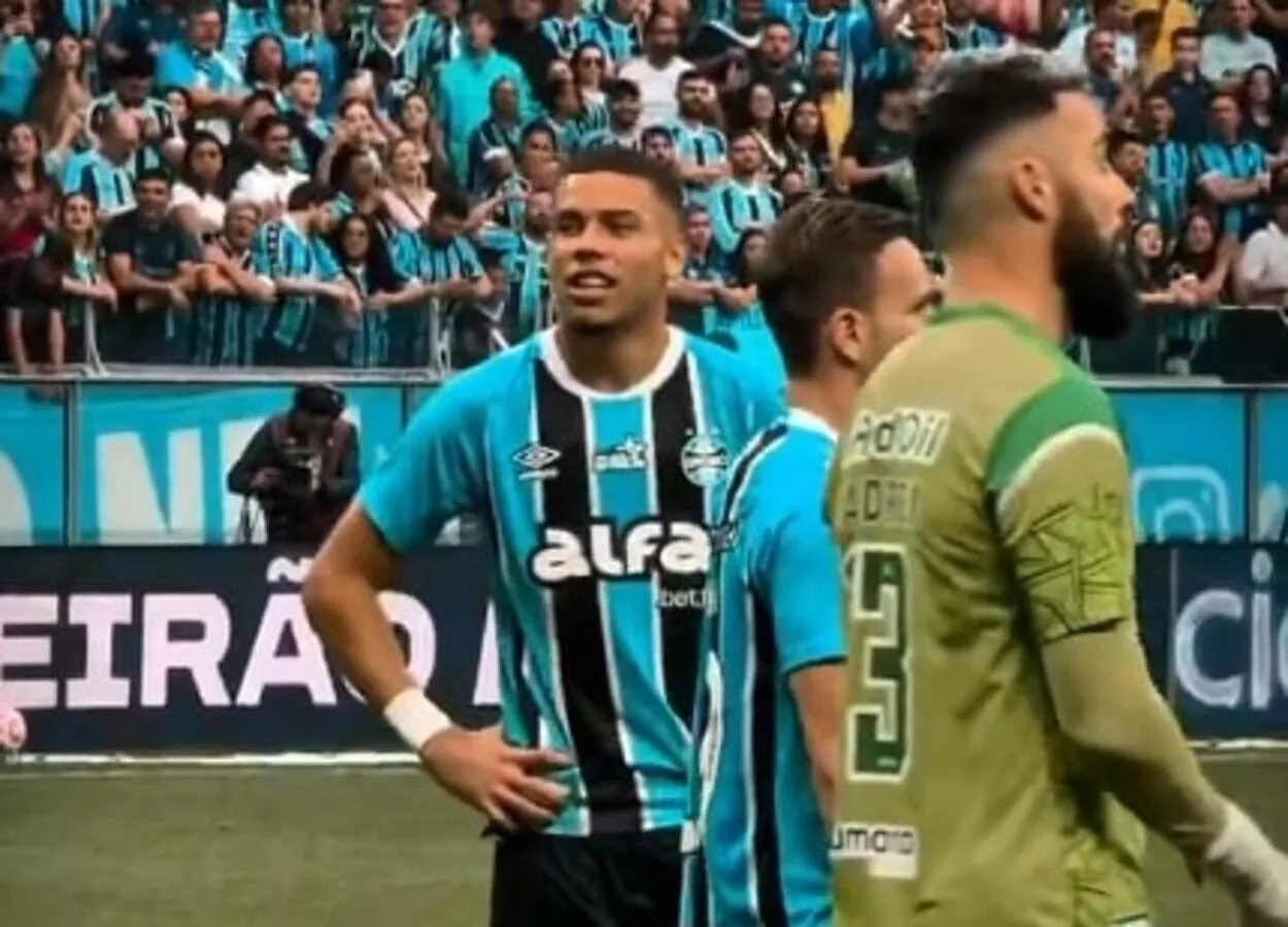 "Te dou a vida...": vídeo mostra Alysson cantando com a torcida do Grêmio durante jogo Alysson pelo Grêmio