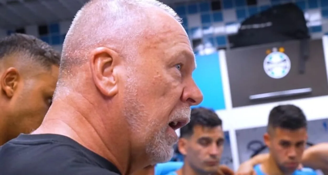 Mano Menezes faz discurso especial após vitória do Grêmio: "Feliz por ter você" Mano Menezes pelo Grêmio