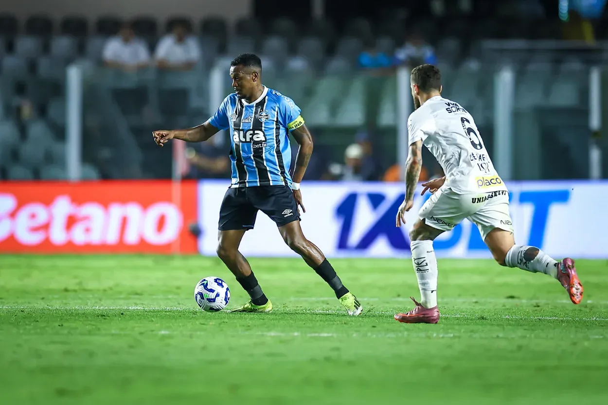 Grêmio perde chance de avançar na tabela em empate polêmico com o Santos; Grando brilha Grêmio empata com Santos