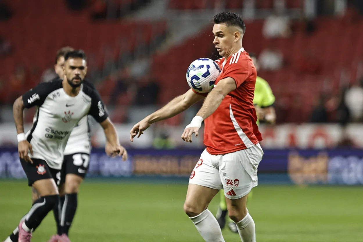 Lance para disputa de bola durante partida entre Internacional x Corinthians, válida pela 26ª rodada do Campeonato Brasileiro 2025. FOTO: Roberto Vinícius/Agafoto/Gazeta Press - Direitos reservados - Proibida a reprodução.