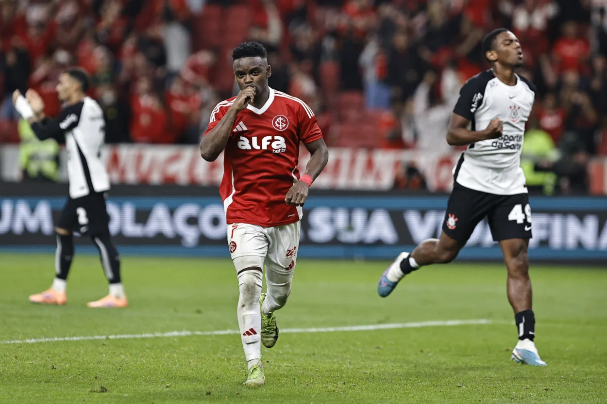 Carbonero (7), jogador do Internacional comemora gol marcado durante partida contra o Corinthians, válida pela 26ª rodada do Campeonato Brasileiro 2025. FOTO: Roberto Vinícius/Agafoto/Gazeta Press - Direitos reservados - Proibida a reprodução.