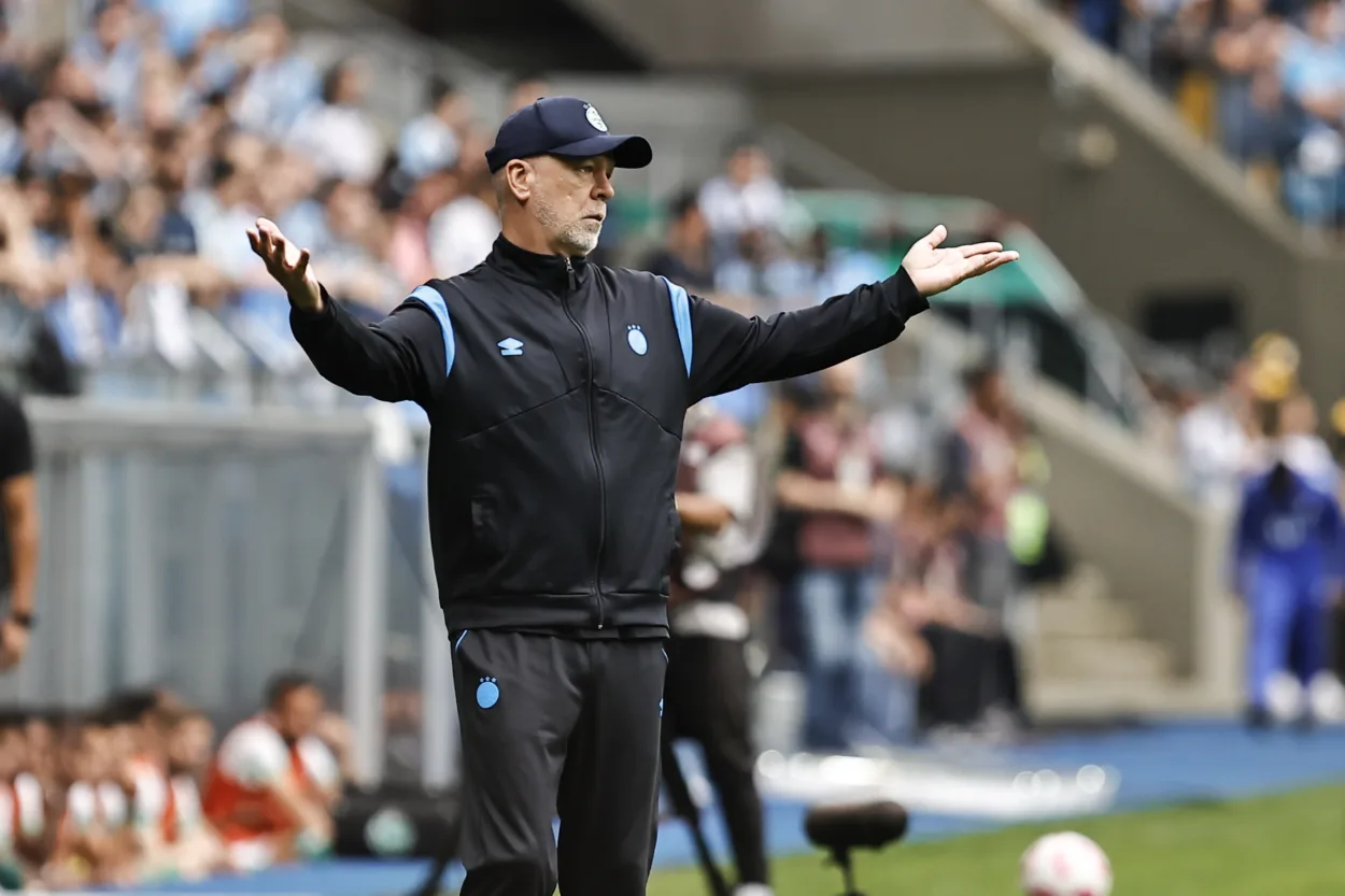 Mano reclama de faltas violentas do Juventude e elogia Arthur no Grêmio: "Outra turma" Mano Menezes, treinador do Grêmio - Foto: Roberto Vinicius/Zona Mista