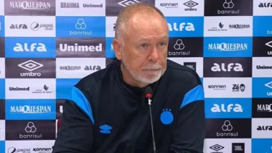 Mano comenta desfalques no Grêmio e explica impacto de 12 baixas após empate com o Santos Mano Menezes, em coletiva do Grêmio