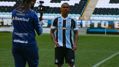 Douglas Costa pelo Grêmio em 2021