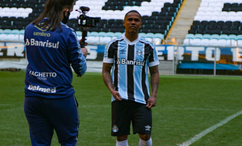 Douglas Costa pelo Grêmio em 2021