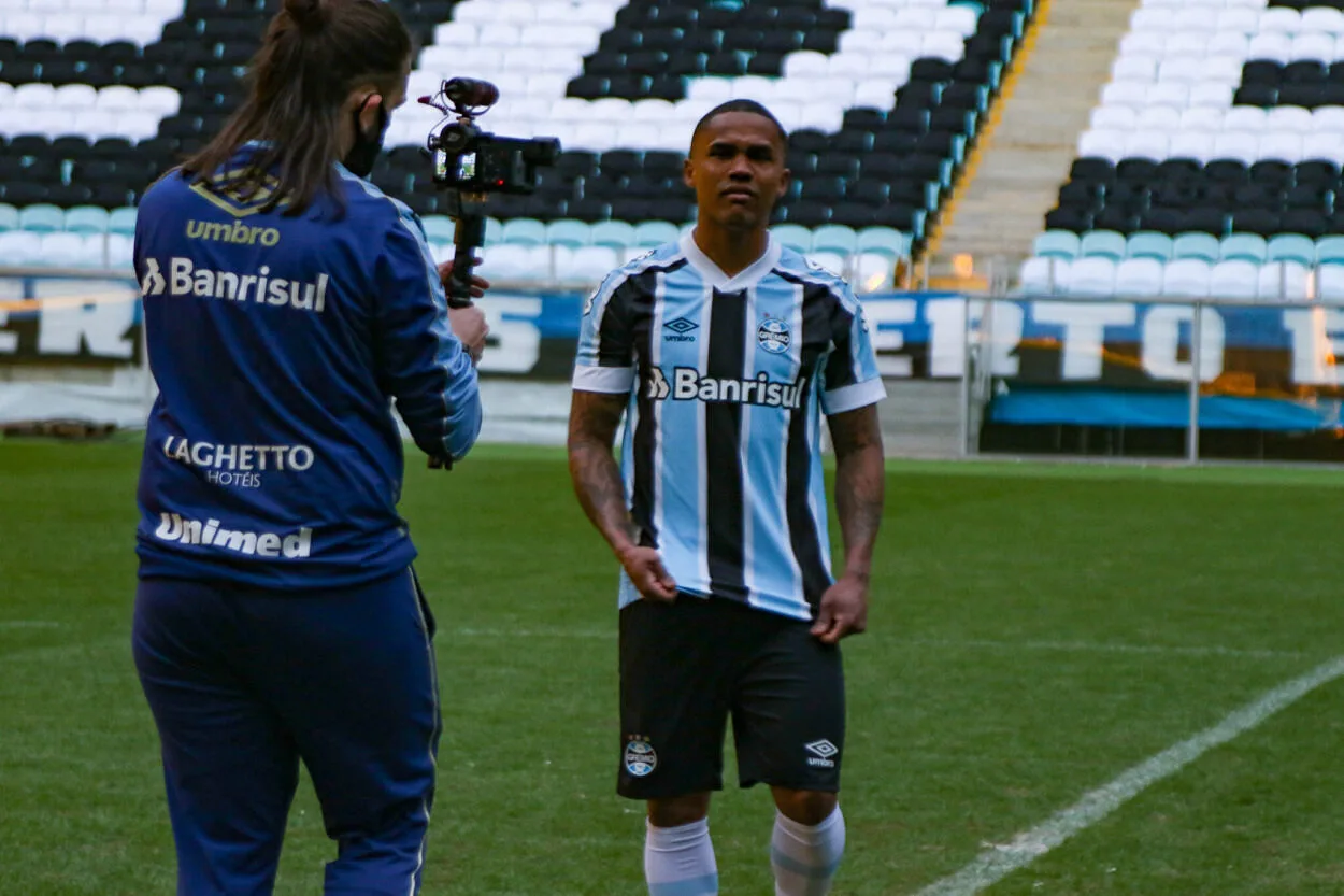 Douglas Costa pelo Grêmio em 2021