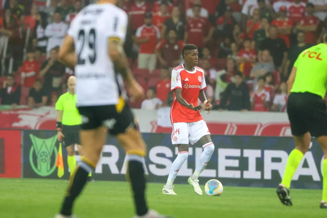 Na expectativa por Vitão, veja provável Inter e onde assistir contra o Atlético-MG Vitão jogando pelo Inter