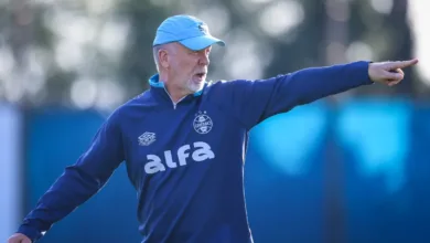 Mano Menezes testa alternativas no Grêmio