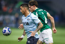 RS - FUTEBOL/CAMPEONATO BRASILEIRO 2025/GREMIO X PALMEIRAS - ESPORTES - Lance da partida entre Gremio e Palmeiras disputada na noite deste sabado, na Allianz Arena, em Belo Horizonte, em partida valida pela Campeonato Brasileiro 2025. FOTO: LUCAS UEBEL/GREMIO FBPA