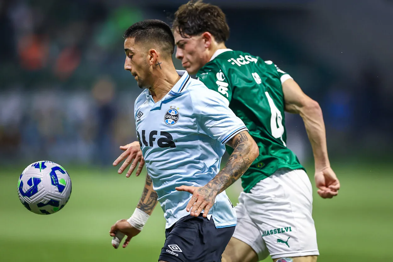 RS - FUTEBOL/CAMPEONATO BRASILEIRO 2025/GREMIO X PALMEIRAS - ESPORTES - Lance da partida entre Gremio e Palmeiras disputada na noite deste sabado, na Allianz Arena, em Belo Horizonte, em partida valida pela Campeonato Brasileiro 2025. FOTO: LUCAS UEBEL/GREMIO FBPA