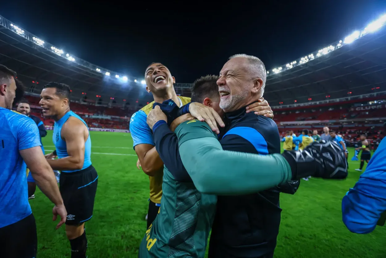 Nova direção do Grêmio tem "enorme respeito" por Mano Menezes, diz repórter Gre-Nal com Mano Menezes vitorioso