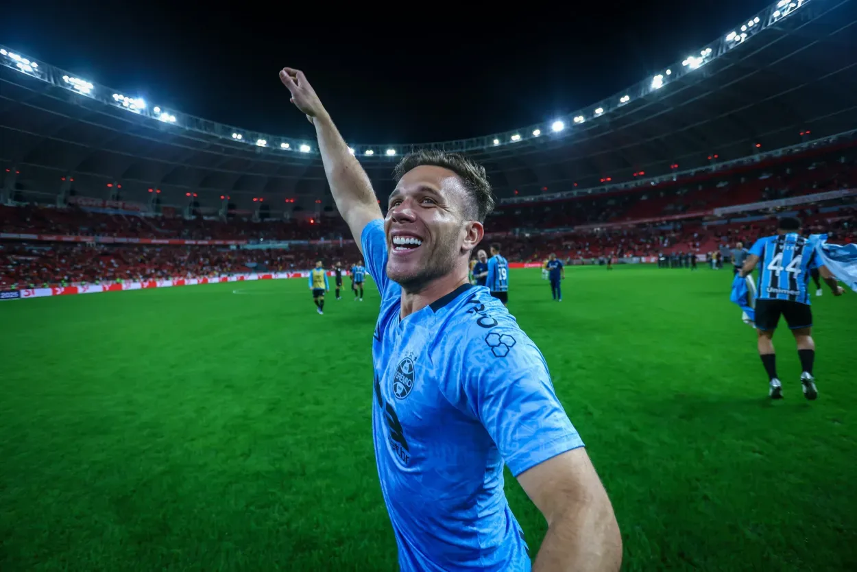 Amuzu divide méritos com Arthur no Grêmio e cria apelido para o colega na web Grêmio de Arthur