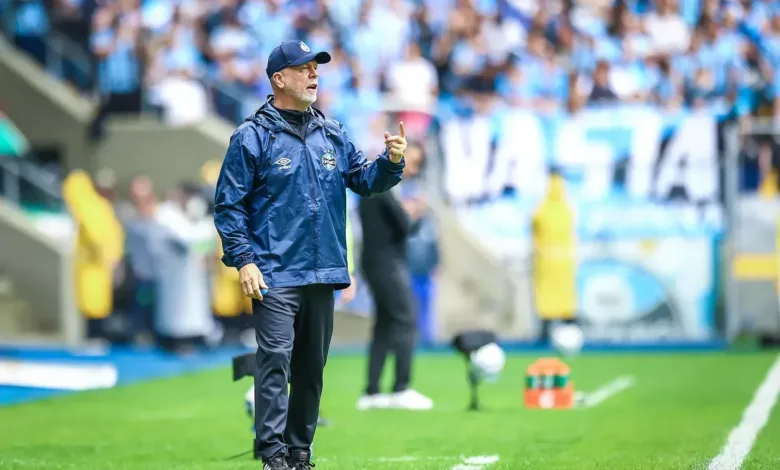 Duelo contra o Botafogo pode acelerar renovação de contrato de Mano com o Grêmio Grêmio conta com Mano Menezes