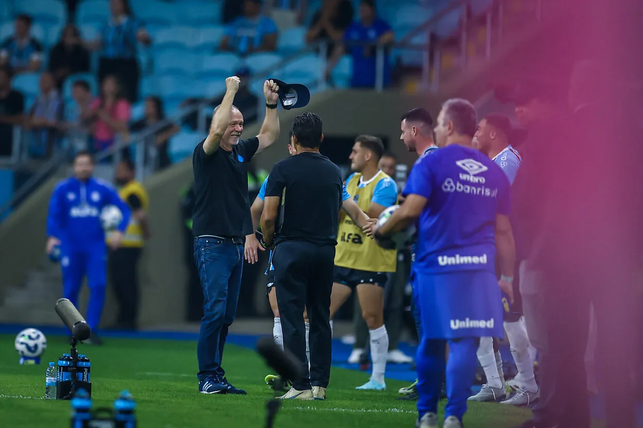 Grêmio tem problemas para montar a defesa contra o Palmeiras: "Veremos o que fazer" Grêmio venceu com Mano Menezes