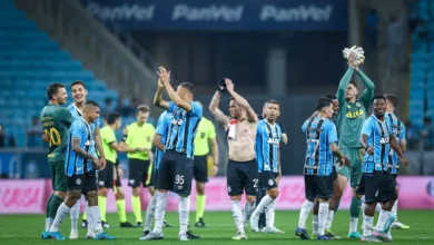 RS - FUTEBOL/CAMPEONATO BRASILEIRO 2025/GREMIO x SAO PAULO - ESPORTES - Lance da partida entre Gremio e Sao Paulo disputada na noite desta quinta-feira, na Arena do Gremio, em partida valida pela Campeonato Brasileiro 2025. FOTO: LUCAS UEBEL/GREMIO FBPA