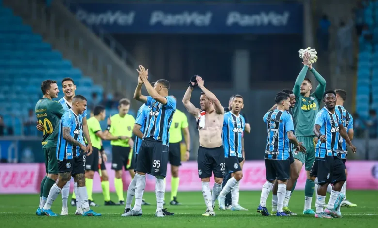 RS - FUTEBOL/CAMPEONATO BRASILEIRO 2025/GREMIO x SAO PAULO - ESPORTES - Lance da partida entre Gremio e Sao Paulo disputada na noite desta quinta-feira, na Arena do Gremio, em partida valida pela Campeonato Brasileiro 2025. FOTO: LUCAS UEBEL/GREMIO FBPA