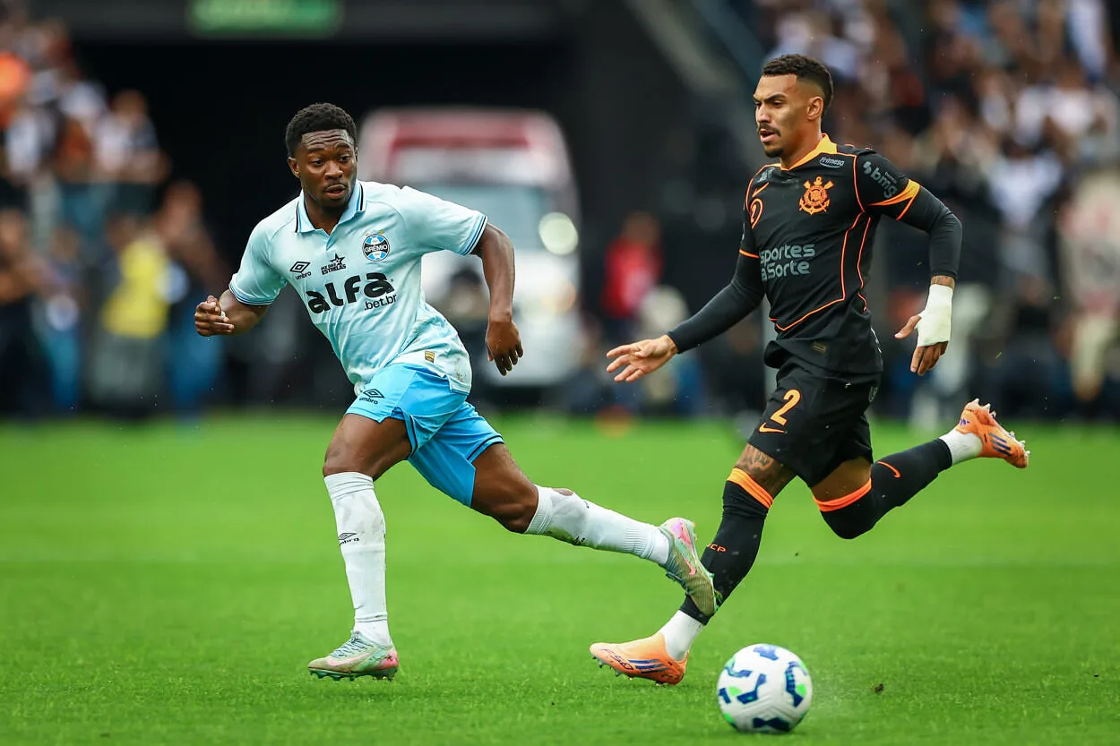 Corinthians 2x0 Grêmio: presença ilustre chama atenção e cena entre técnicos viraliza RS - FUTEBOL/CAMPEONATO BRASILEIRO 2025/GREMIO X CORINTHIANS - ESPORTES - Lance da partida entre Gremio e Corinthians disputada na tarde deste domingo, na Neo Química Arena, em partida valida pela Campeonato Brasileiro 2025. FOTO: LUCAS UEBEL/GREMIO FBPA