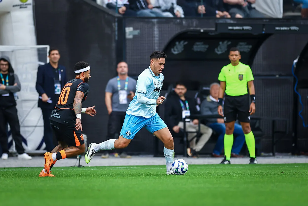 O lance que revoltou o Grêmio durante a derrota fora de casa para o Corinthians Grêmio perdeu fora