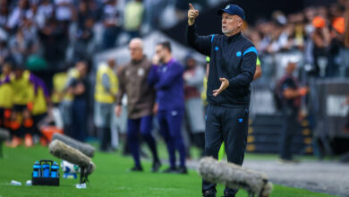 Mano Menezes vê pontos positivos mesmo com derrota do Grêmio: "Fizemos jogo equilibrado" Mano Menezes pelo Grêmio