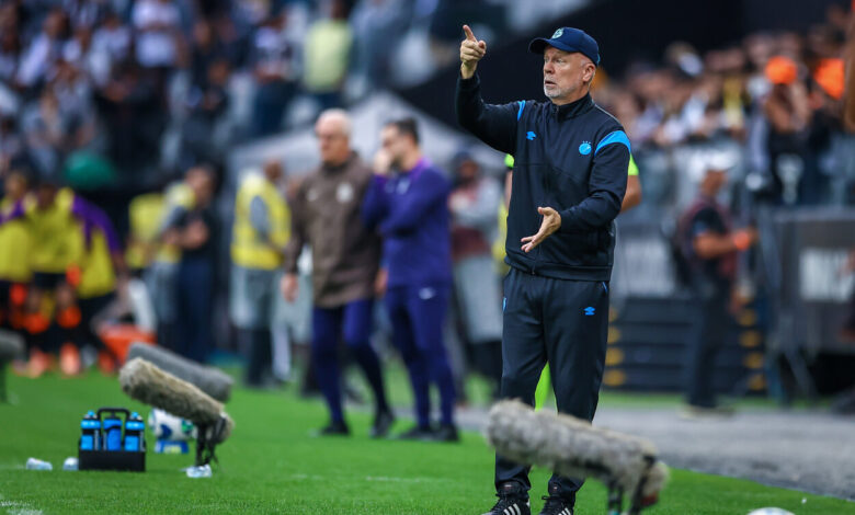 Mano Menezes vê pontos positivos mesmo com derrota do Grêmio: "Fizemos jogo equilibrado" Mano Menezes pelo Grêmio