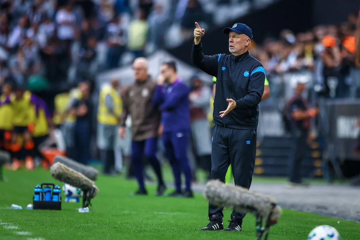 Grêmio define time ideal para pegar o Cruzeiro; veja escalações e onde assistir Mano Menezes pelo Grêmio