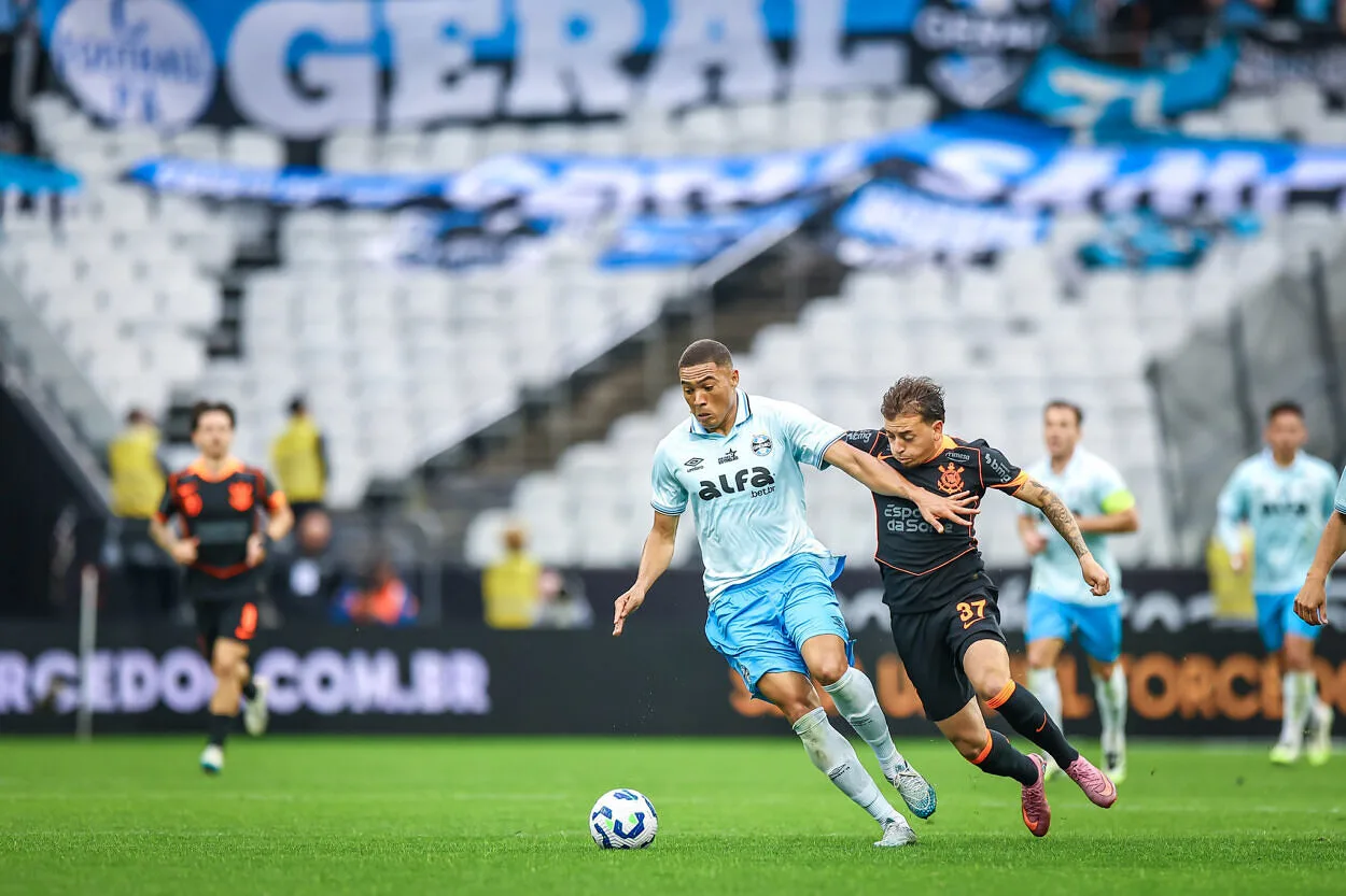 Centroavante do Grêmio não desiste da Libertadores após a derrota: "Vamos buscar" Carlos Vinícius pelo Grêmio