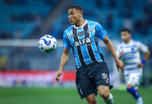 Recado ao rival? Centrovante do Grêmio dispara após derrota: "Tem gente em situação pior" Carlos Vinícius pelo Grêmio