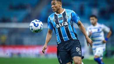 Recado ao rival? Centrovante do Grêmio dispara após derrota: "Tem gente em situação pior" Carlos Vinícius pelo Grêmio